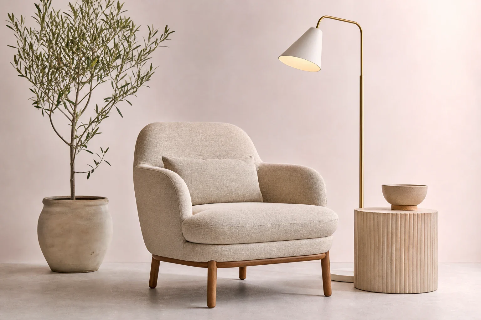 Ensemble intérieur avec un fauteuil, lampe, table d'appoint et pot de plante à l'échelle