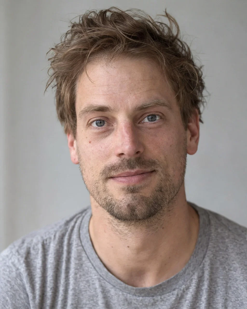 Modèle IA Daan : homme d’environ 33 ans avec une barbe de trois jours