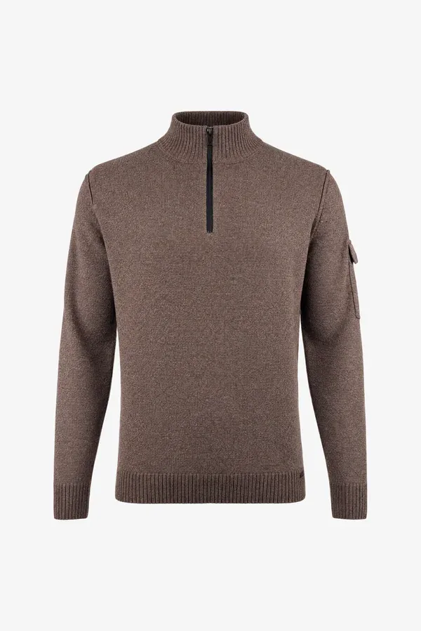Brun stickad tröja med halv dragkedja och en liten ficka på ärmen