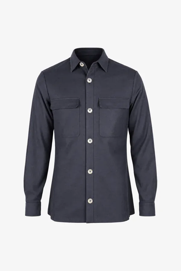 Mörkblå overshirt med knappar och två bröstfickor