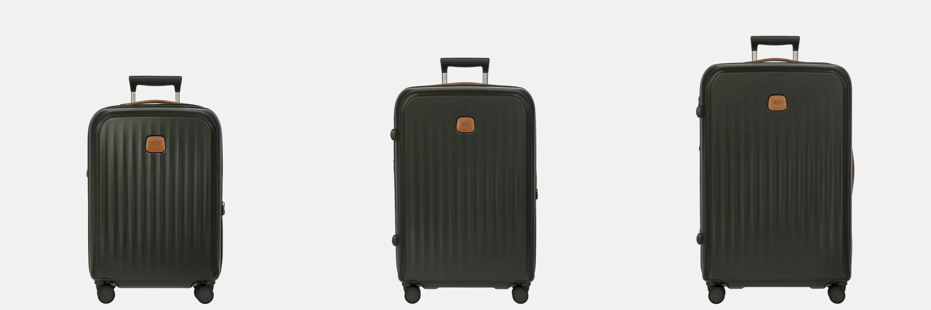 Tre packshots av resväskor på 55, 69 och 75 cm på samma canvas, i verklig skala