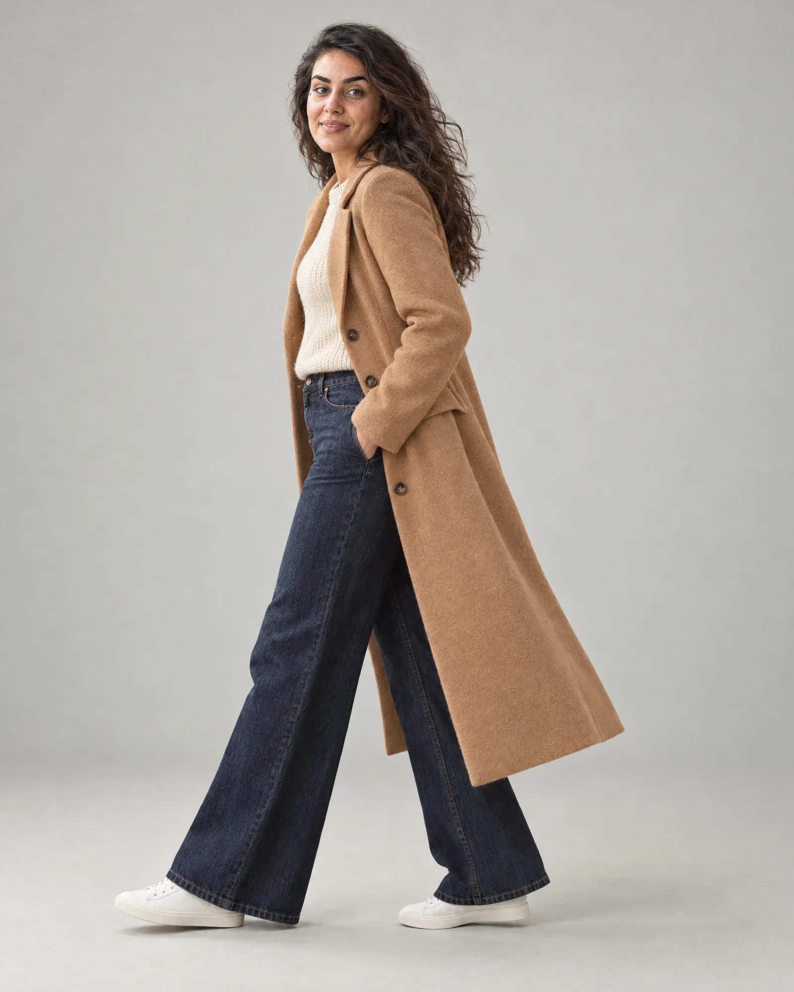 Noor com o mesmo look no estúdio, a caminhar
