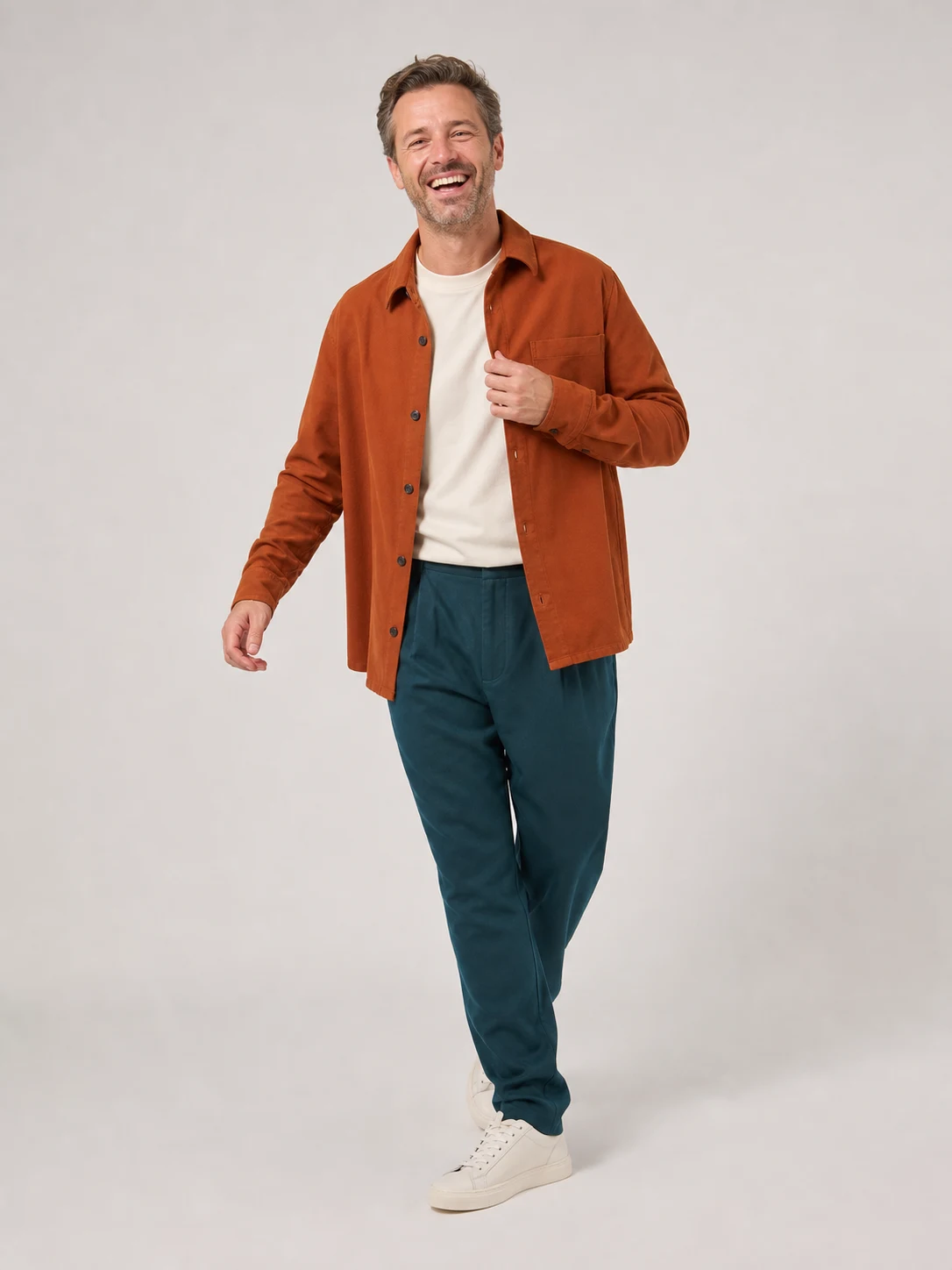 Leende medarbetare i en dynamisk gångpose i fotostudion