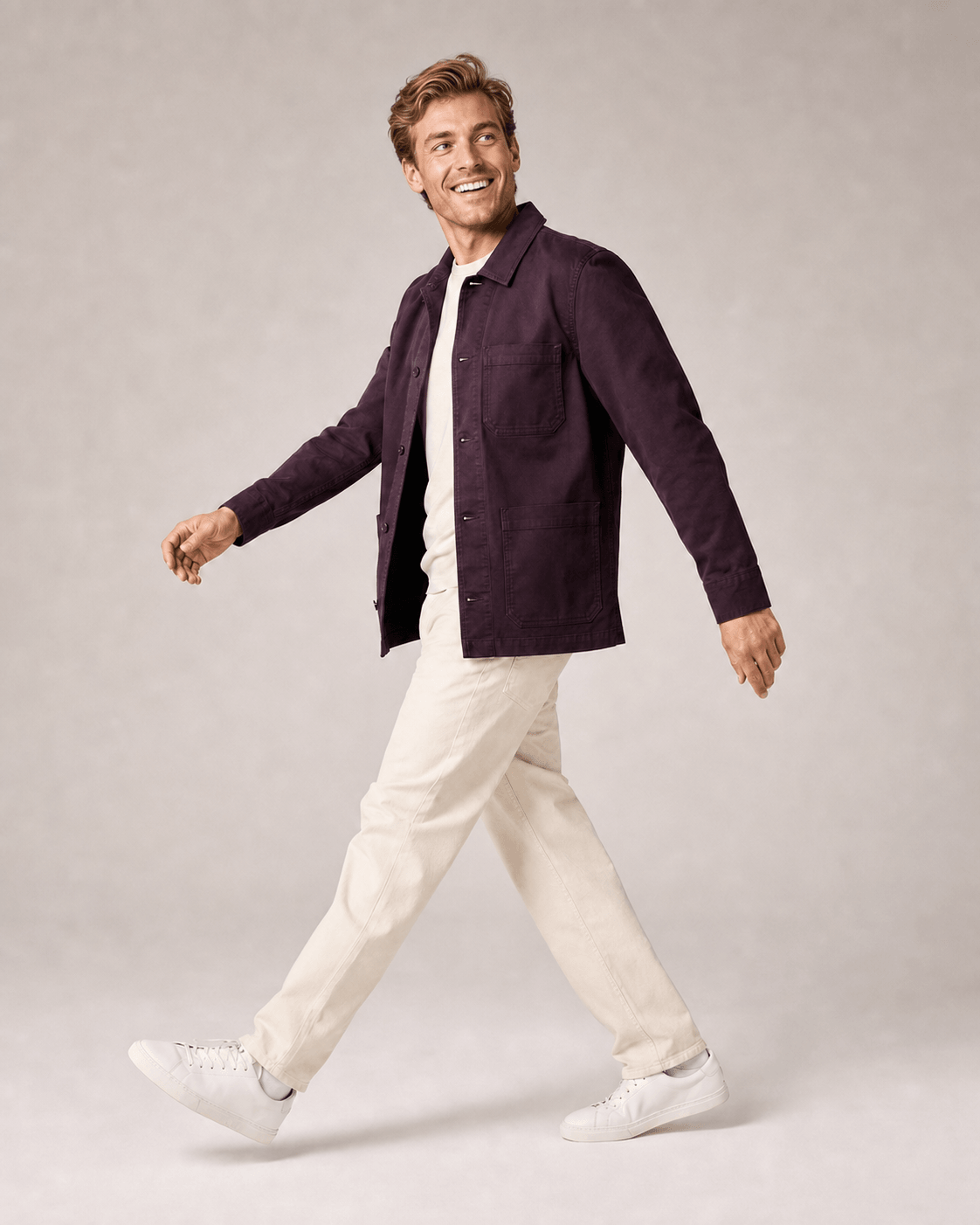 Même pose de marche souriante avec le modèle maison AI fixe