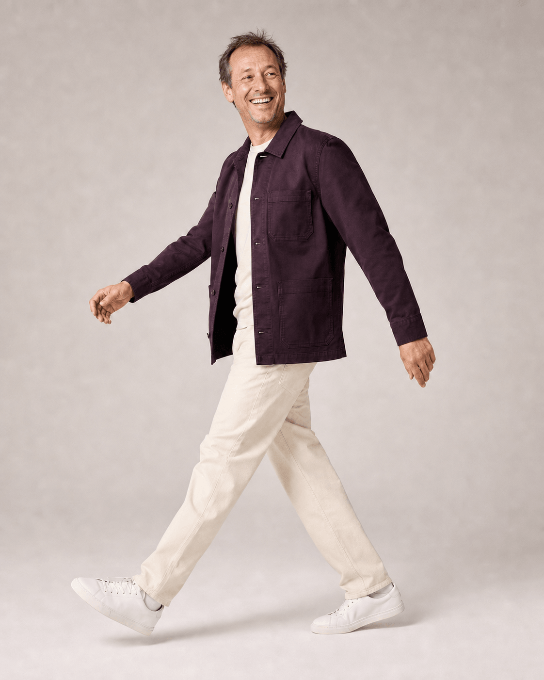 Pose de marche souriante qui capture l'ajustement pour la Garantie de taille