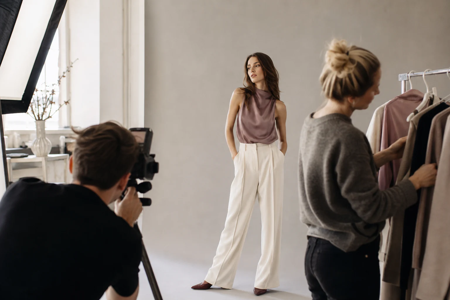 Photographie de modèles dans un studio de mode lumineux
