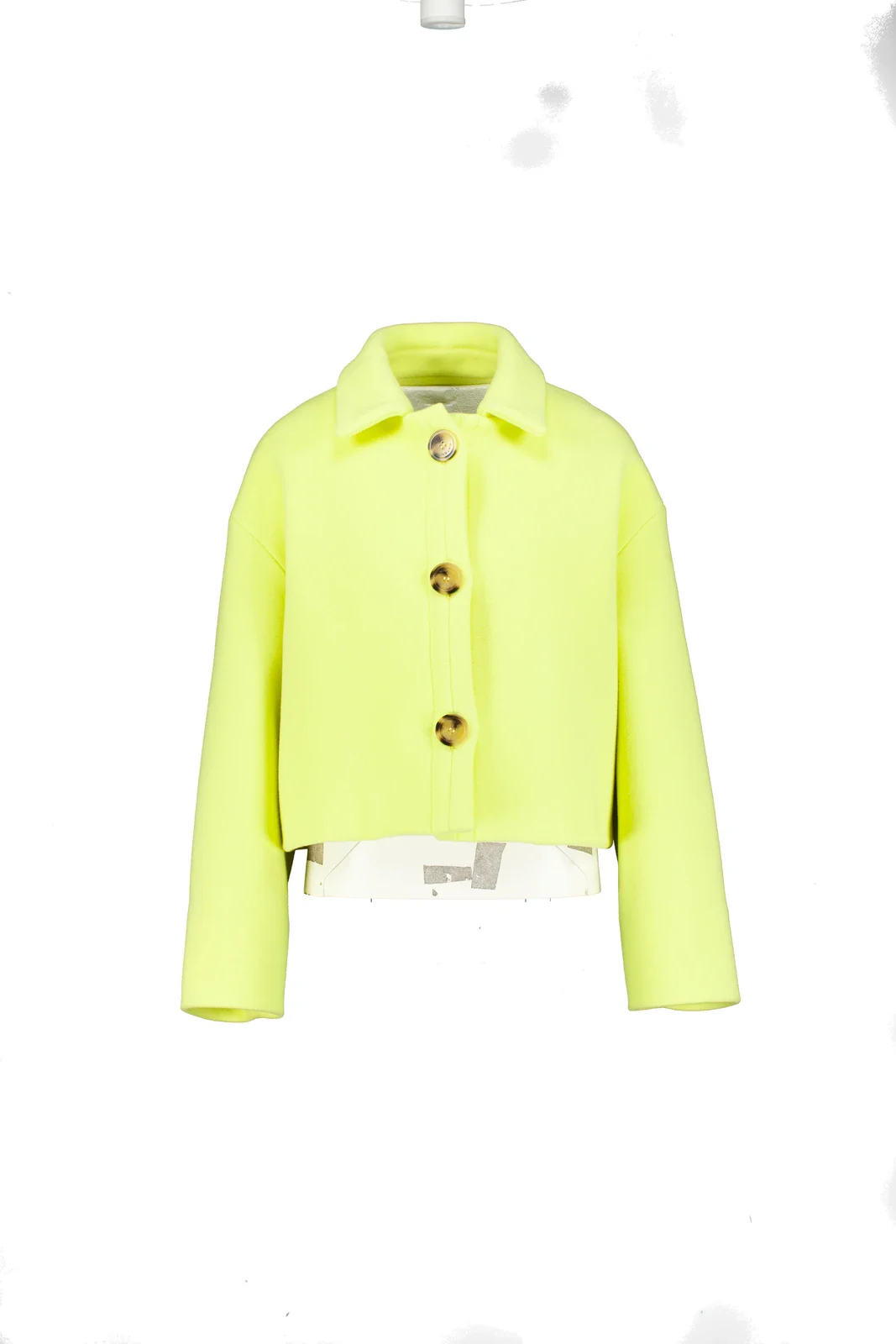 Veste courte jaune néon avec boutons en corne sur un mannequin