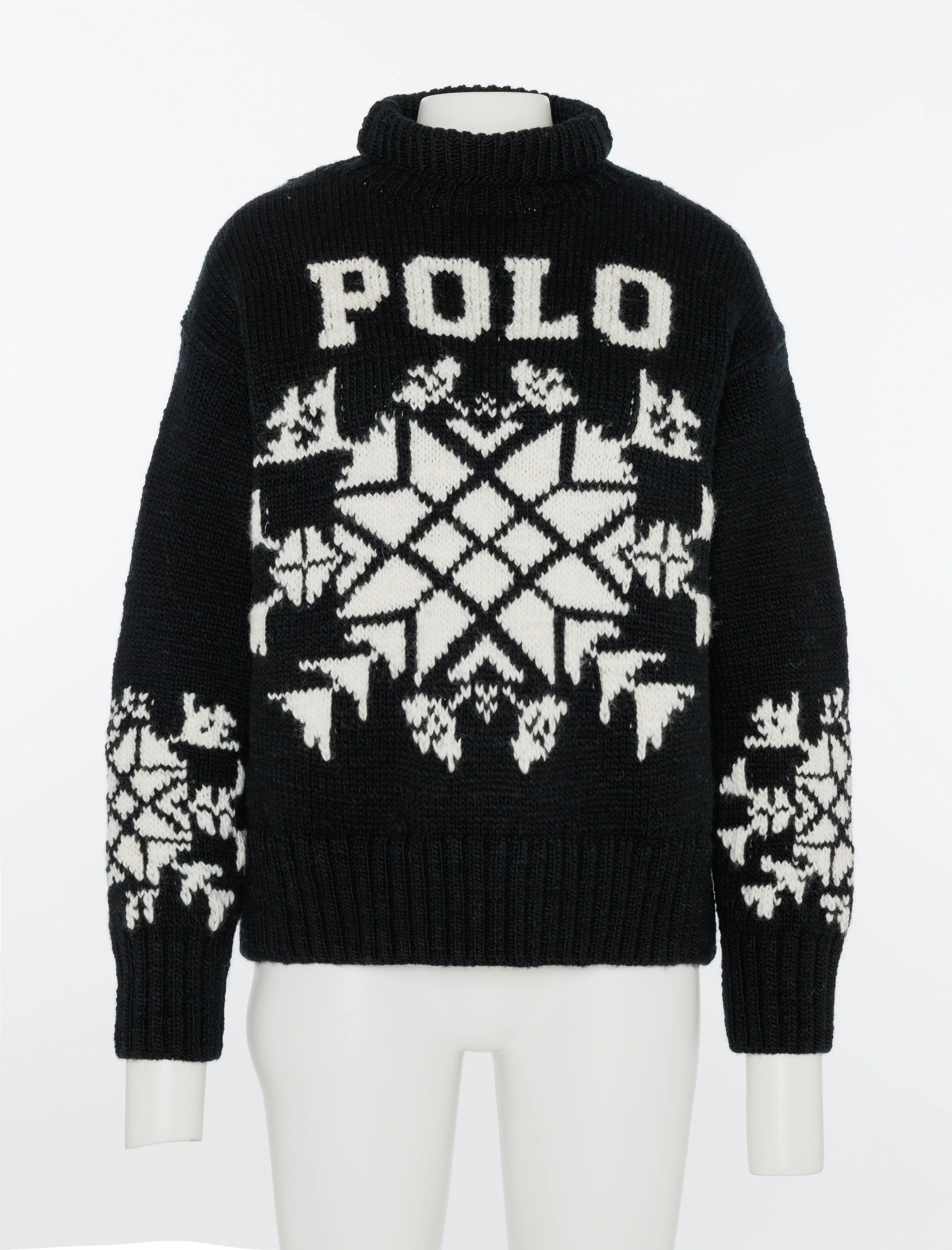 Col roulé noir avec lettres POLO et motif flocon de neige sur un mannequin dans le studio
